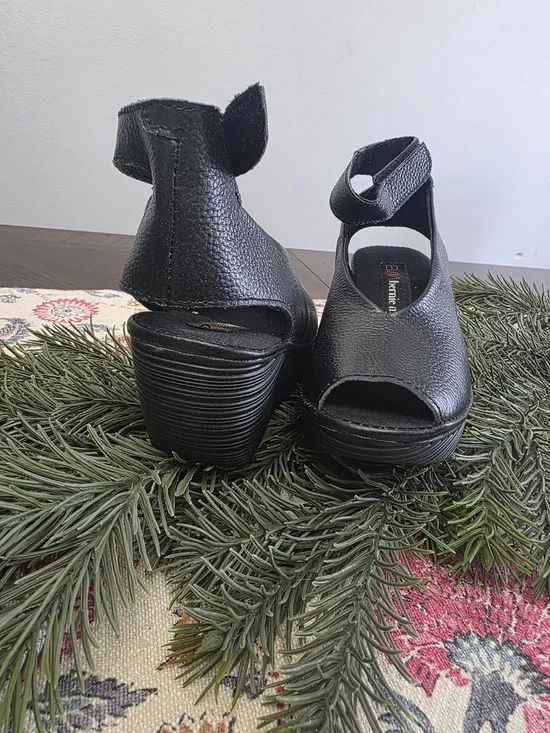 bernie mev. Women's Mely Slingback Wedges in Black Grain - Picture 2 of 5